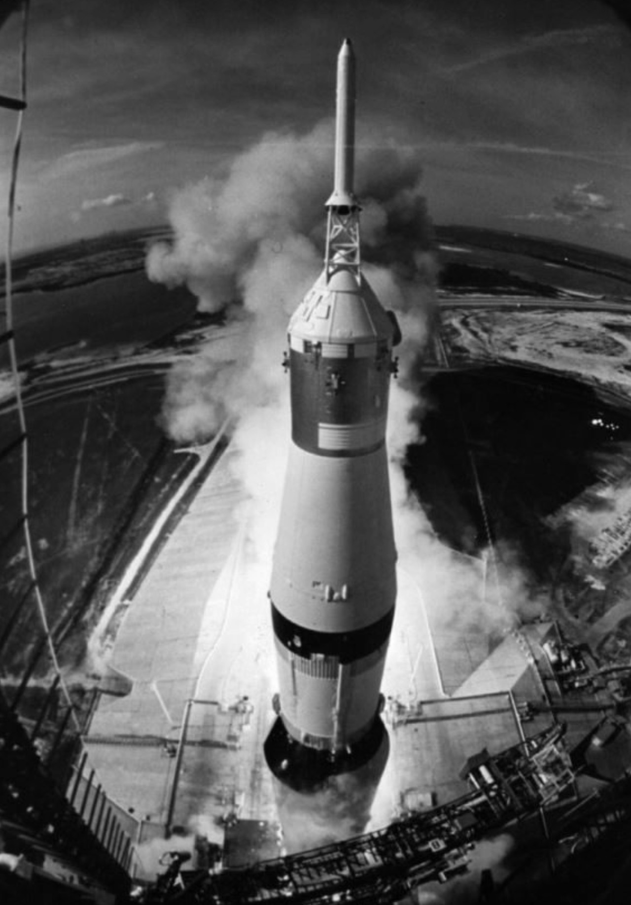 火箭是人类奔向太空的重要工具,图中正是人类登月时搭乘的土星五号