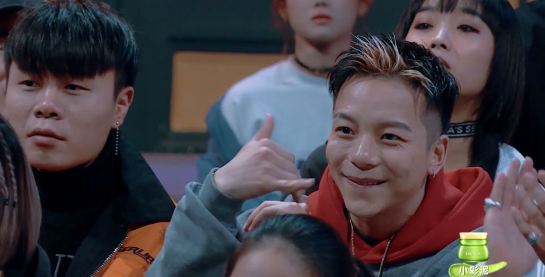 《这!就是街舞》易烊千玺采取新策略,台下黄景行给了这个手势!