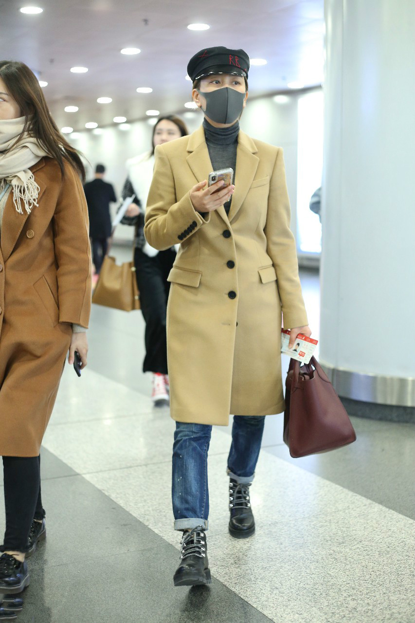 马苏戴黑色制服帽和口罩穿卡其色大衣现身机场,一路上低头玩手机