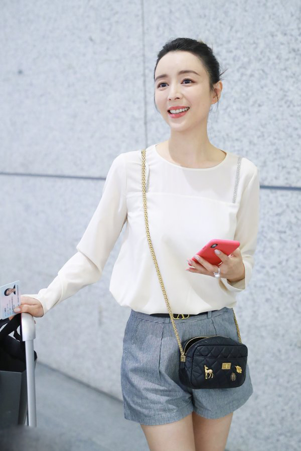 张静初朴素装扮现身全靠气质撑,年近40肌肤依旧水灵灵