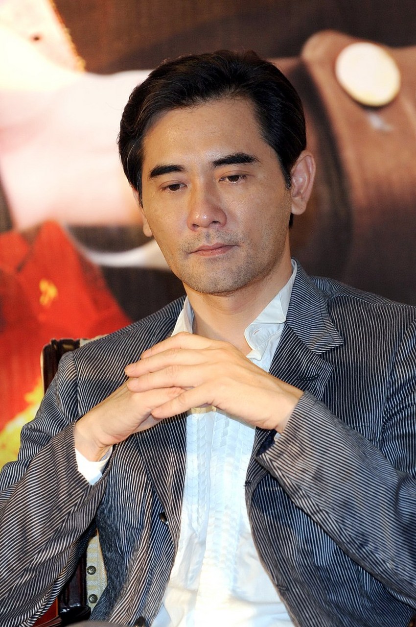 演员赵文瑄更新了自己的社交平台,称自己新冠痊愈,出门理了个发!