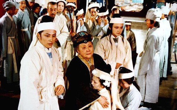 秦可卿葬礼乱成一团,贾敬死时宁府只有尤氏,为何葬礼却井然有序