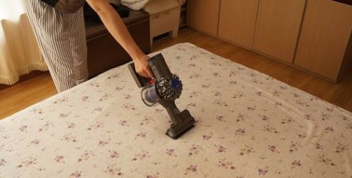 首先把床垫里的灰尘拍打出来,用吸尘器对床垫表面进行清理.