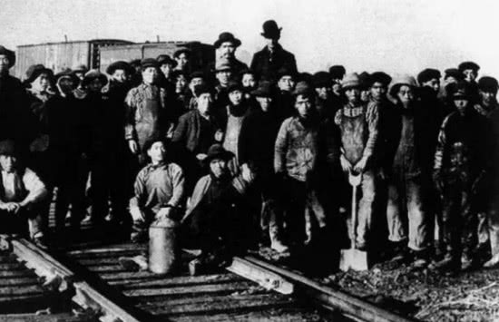 晚清期间,华工被当作猪仔卖到美国修铁路,饱受欺凌,客死他乡