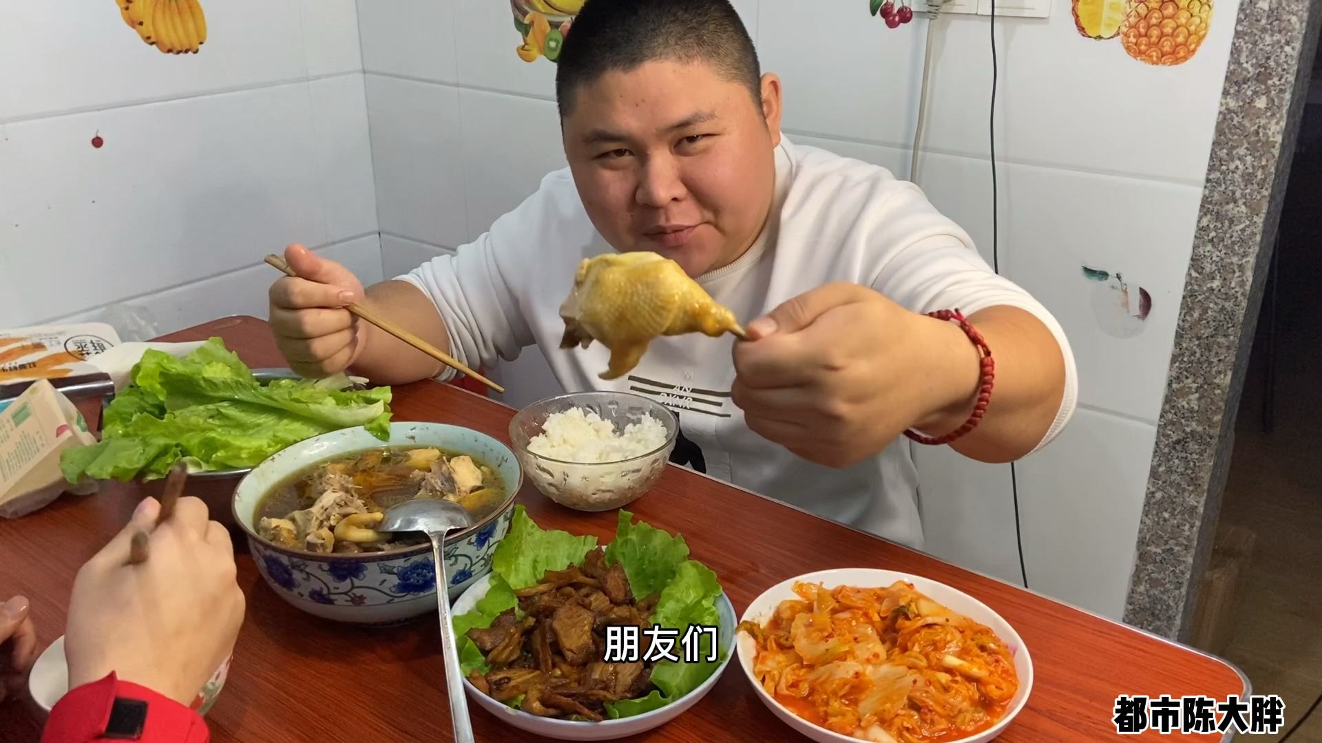 大胖又拿美食来诱惑你们了,炖鸡汤吃鸡腿,五花肉卷生菜