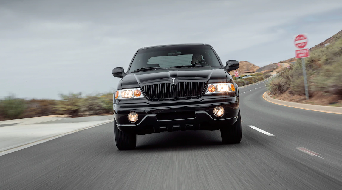 林肯布莱克伍德:福特v8发动机和四速自动变速器呈现完美的动力