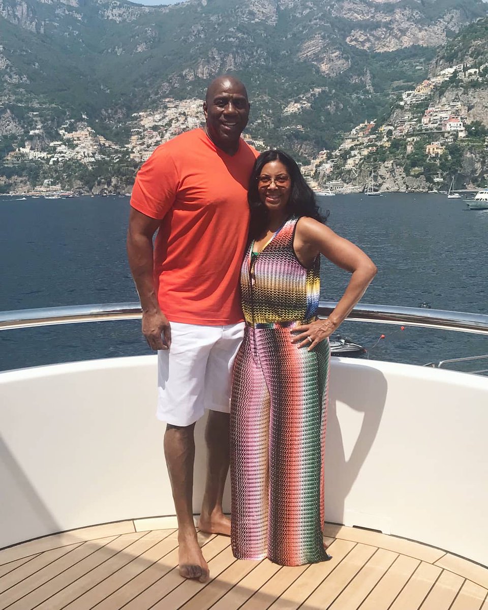 假期开始!魔术师与妻子在游艇上享用点心