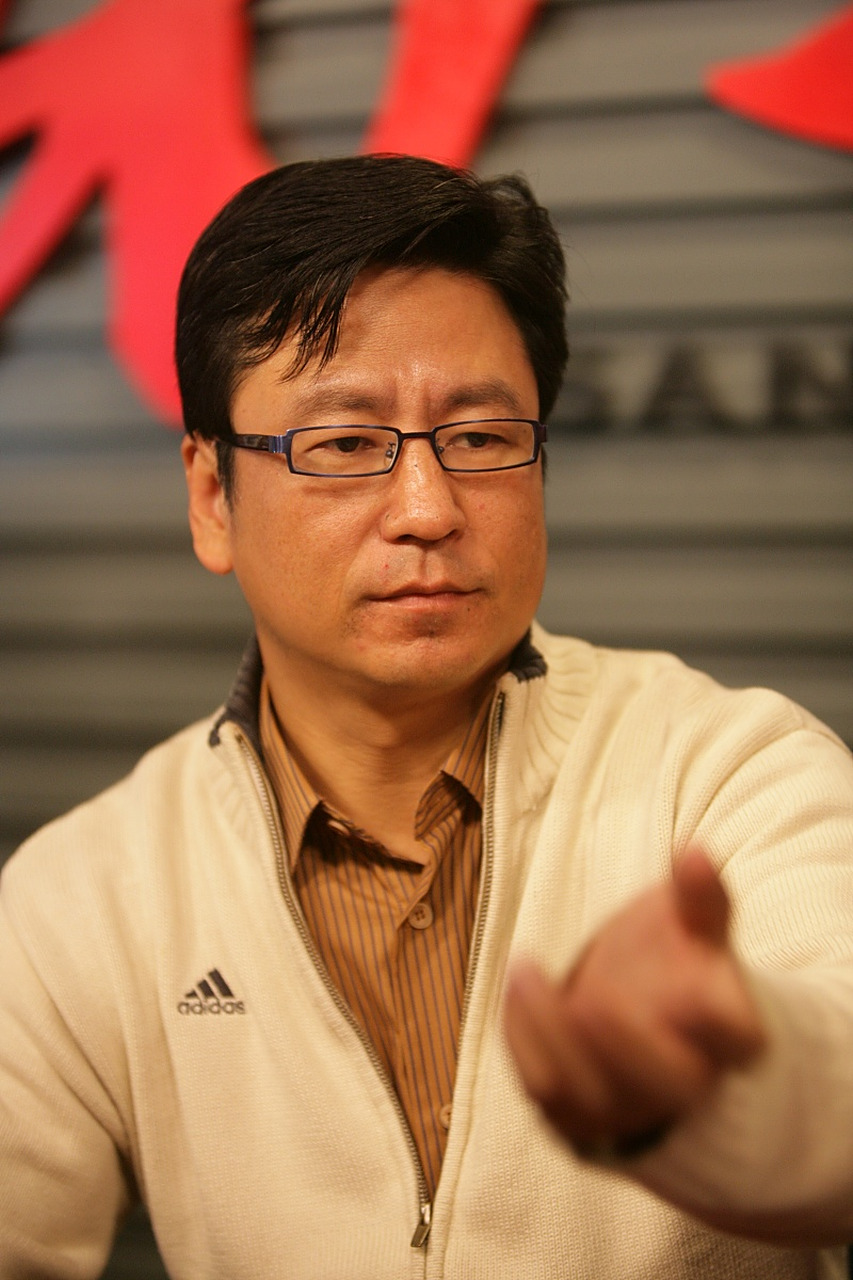 白岩松在访谈中指出,学校生源减少的原因不仅仅是因为人口减少,更