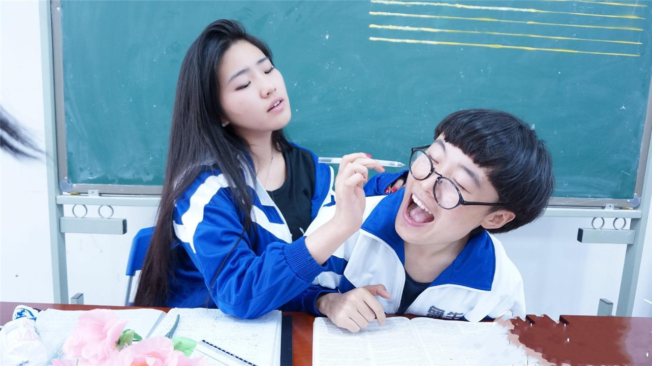 为什么在初中男女同桌更容易出现早恋?班主任无奈说出实情