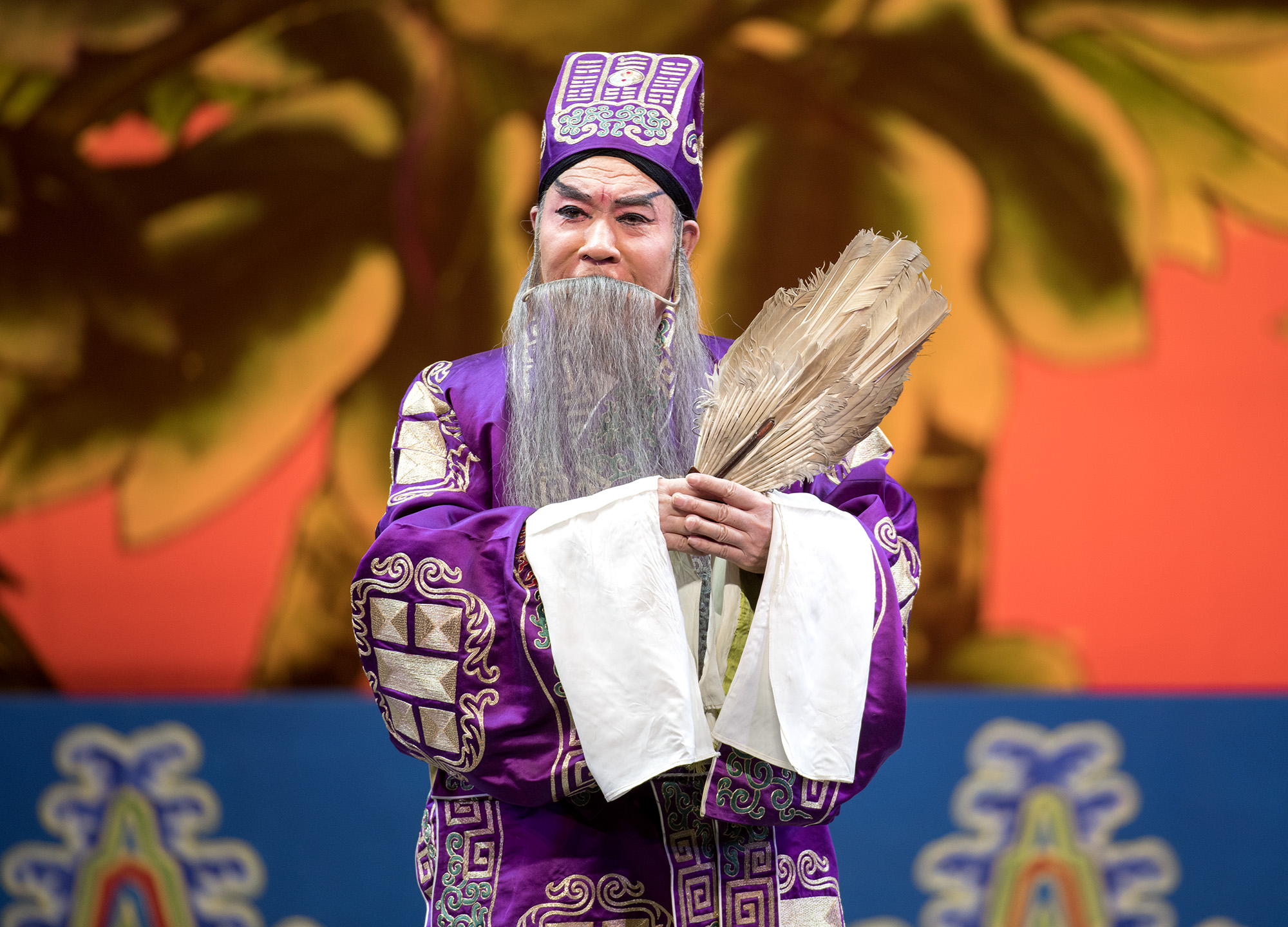 选手表演现代京剧参加比赛