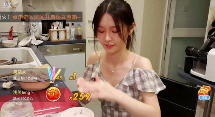 斗鱼一姐亲自下厨,给粉丝们包饺子,弯腰的那一刻,露馅了!