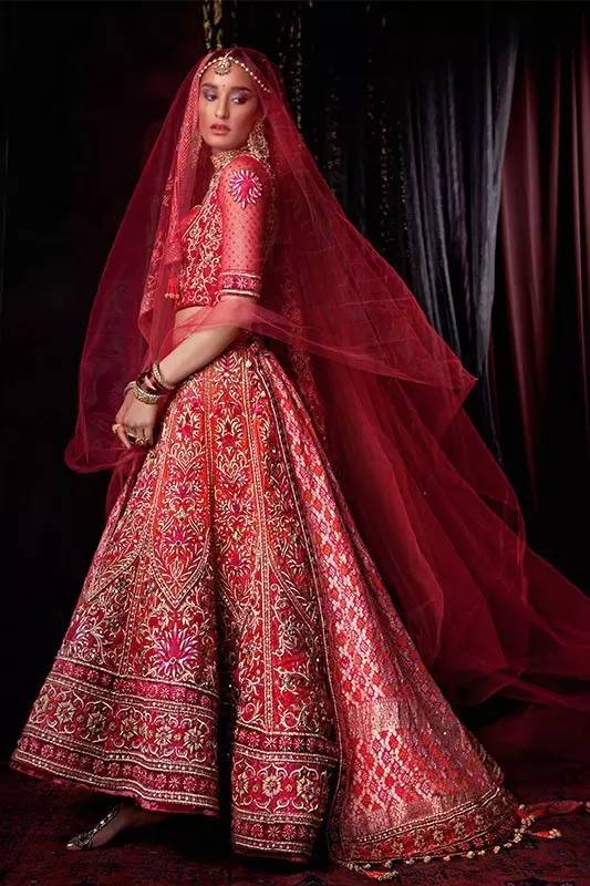 印度设计师将许多时尚元素与传统服装特点进行融合,让这些华美的婚纱