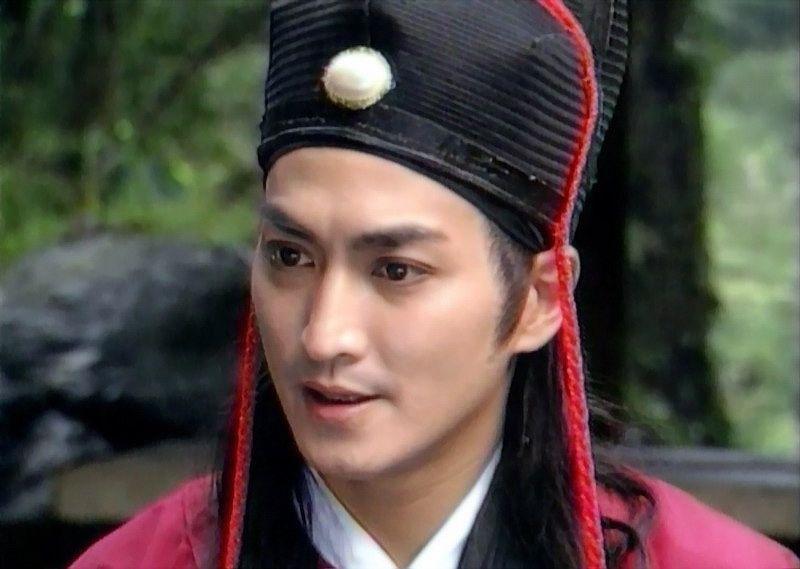 娱乐圈巨星们出道前的职业,毛不易曾是护士,而他曾经当过搬尸工