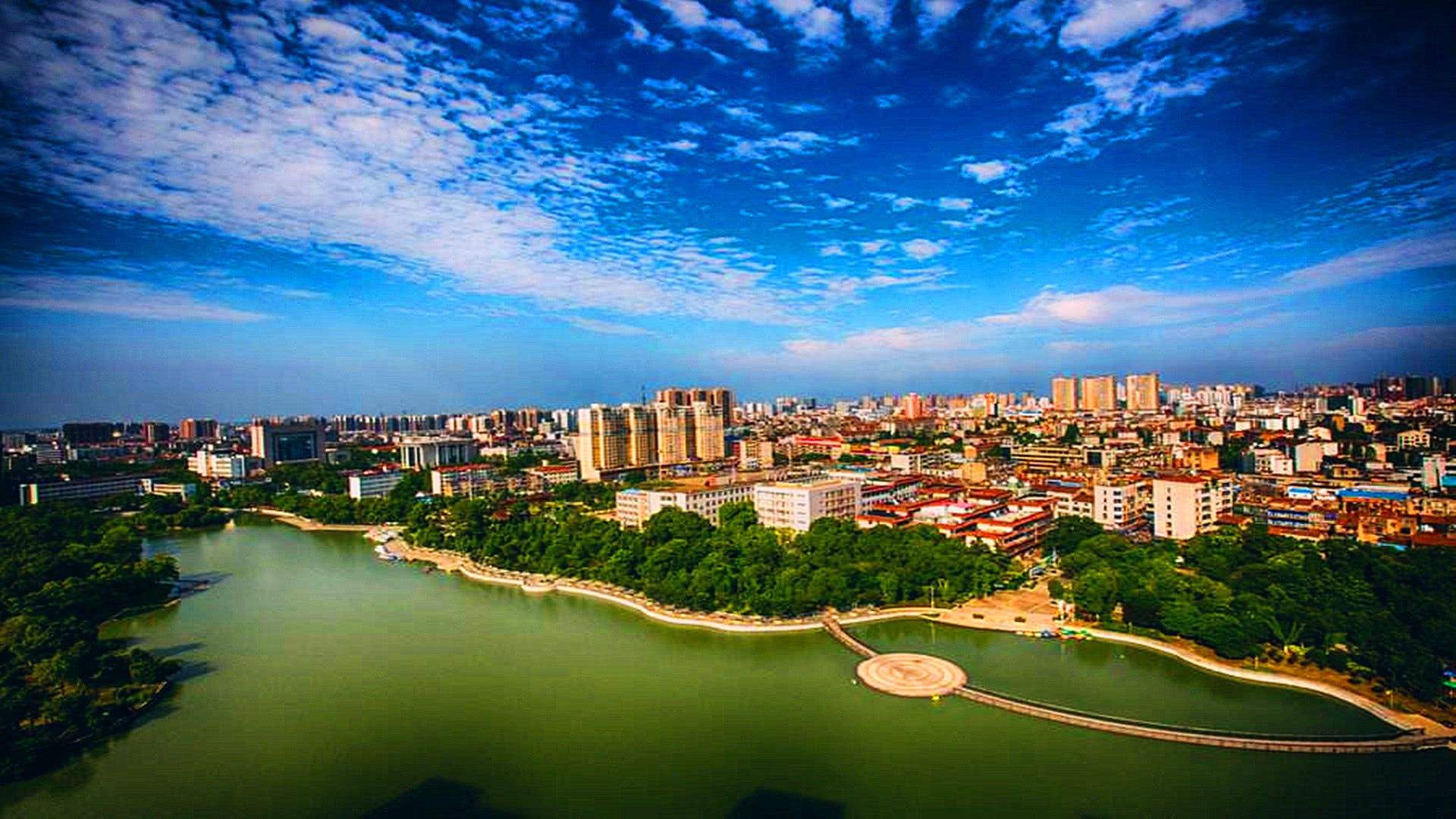 迎接新中国成立70周年,35万株鲜花扮靓孝感城区