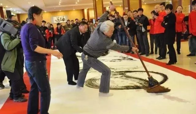 看到老外的书法,丑书大师们不淡定了