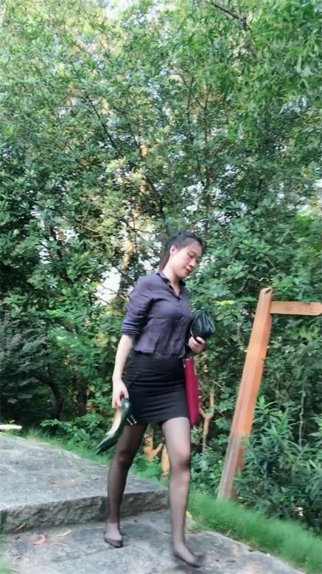 实拍工地的农民工媳妇也有一颗爱美的心 高跟鞋包臀裙时尚又大方