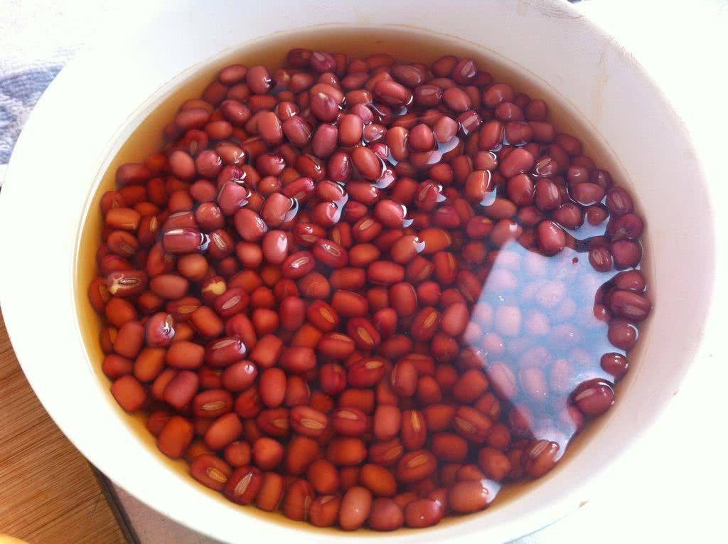 煮红豆时,直接下锅就错了!多做这1步,红豆轻松煮开花