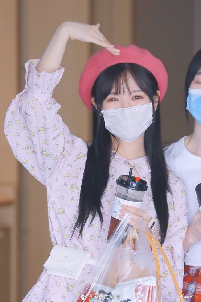 万物皆可云# 创造营2020李佳洁便利店生图,妹妹朝我比心啦!