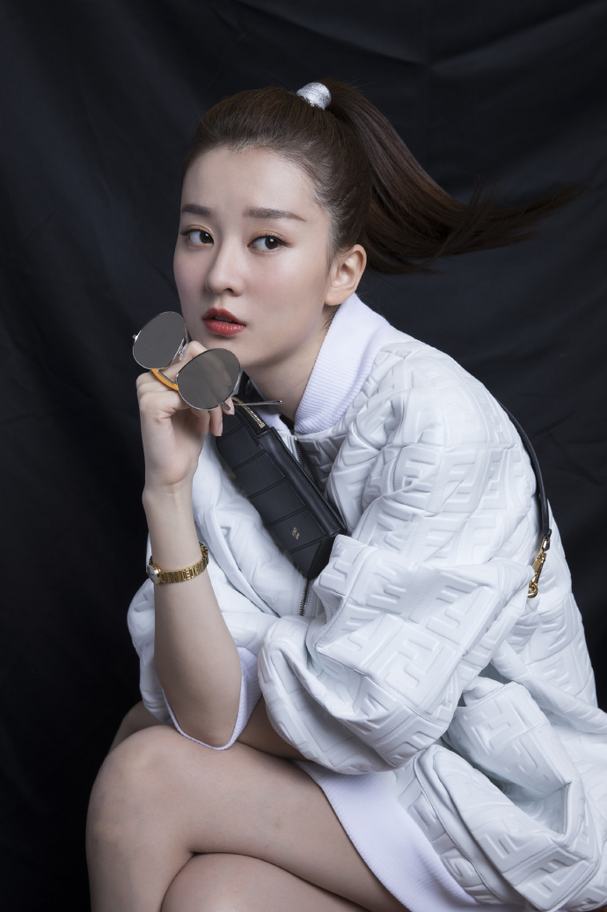 乔欣一改"乖乖女"的画风,高扎大马尾霸气十足,身材是真瘦呀~#万物皆可