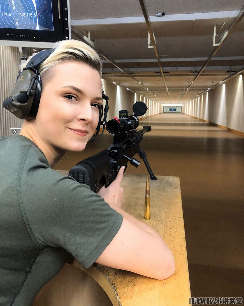 德国预备役女兵汉娜·塞莱娜 享受射击带来的乐趣 对未来充满憧憬