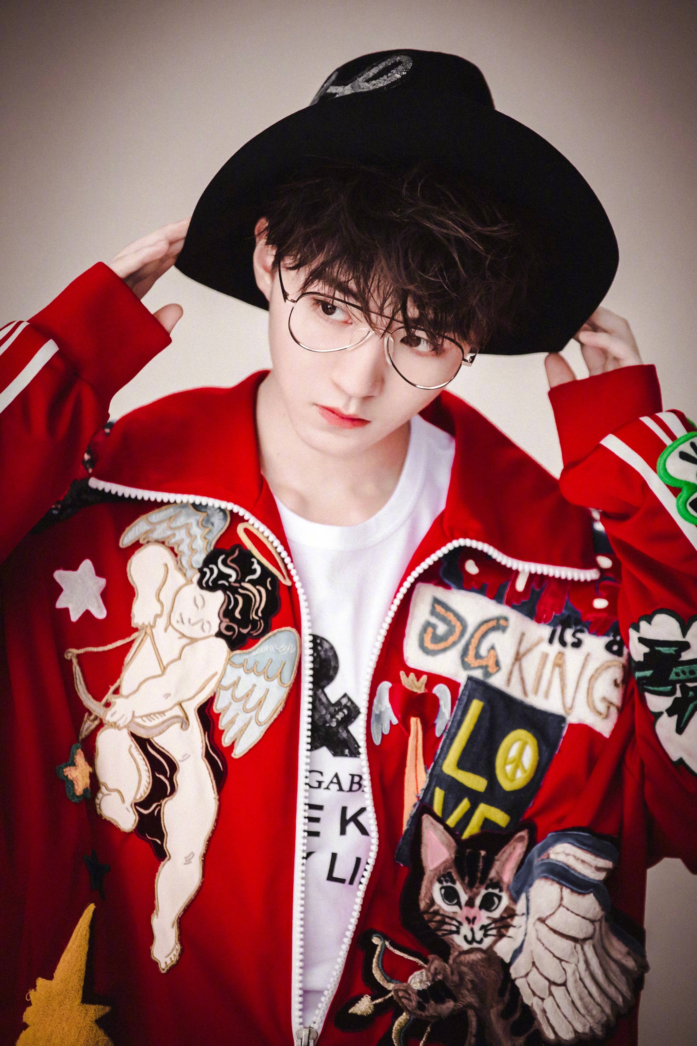 王俊凯壁纸‖佛系锁车的小凯有着蠢萌但依然帅气!