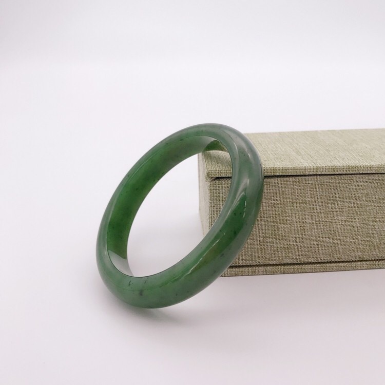 青海碧玉的颜色灰色调多,颜色偏青,一般结构较致密,油光度高.