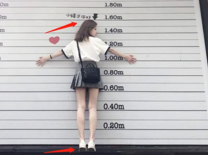 冯提莫最搞笑的图片,闻脚臭没啥,各种身高对比图才是笑点