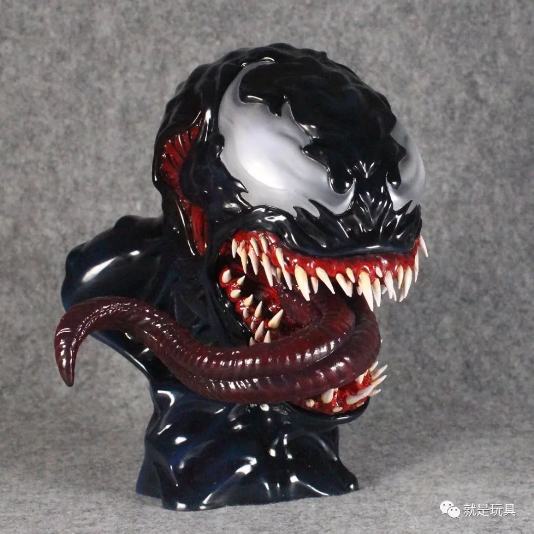 毒液舌头的上色偏暗红,应该是作者为了突出嘴里牙齿的对比而没有刻意