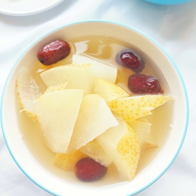 自己熬的雪梨汤,口感甜甜的,秋天喝这个皮肤超有弹性