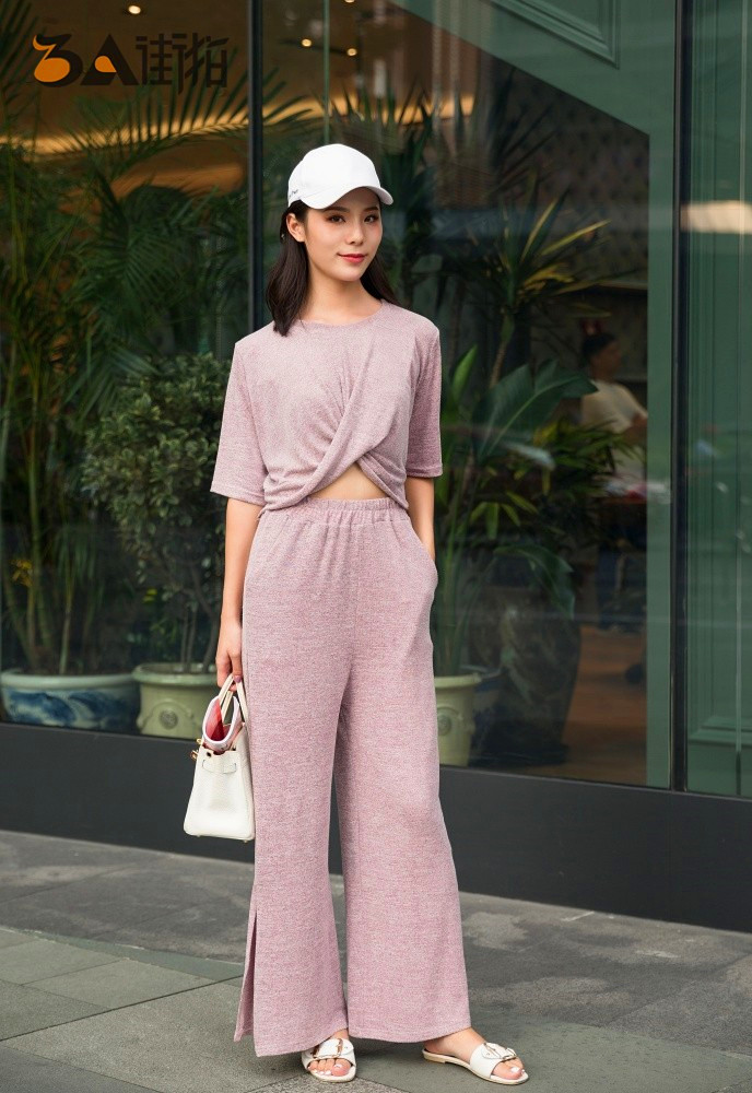 街拍:笑容甜美小姐姐,露脐上衣搭配开叉阔腿裤,秀出诱人身姿!