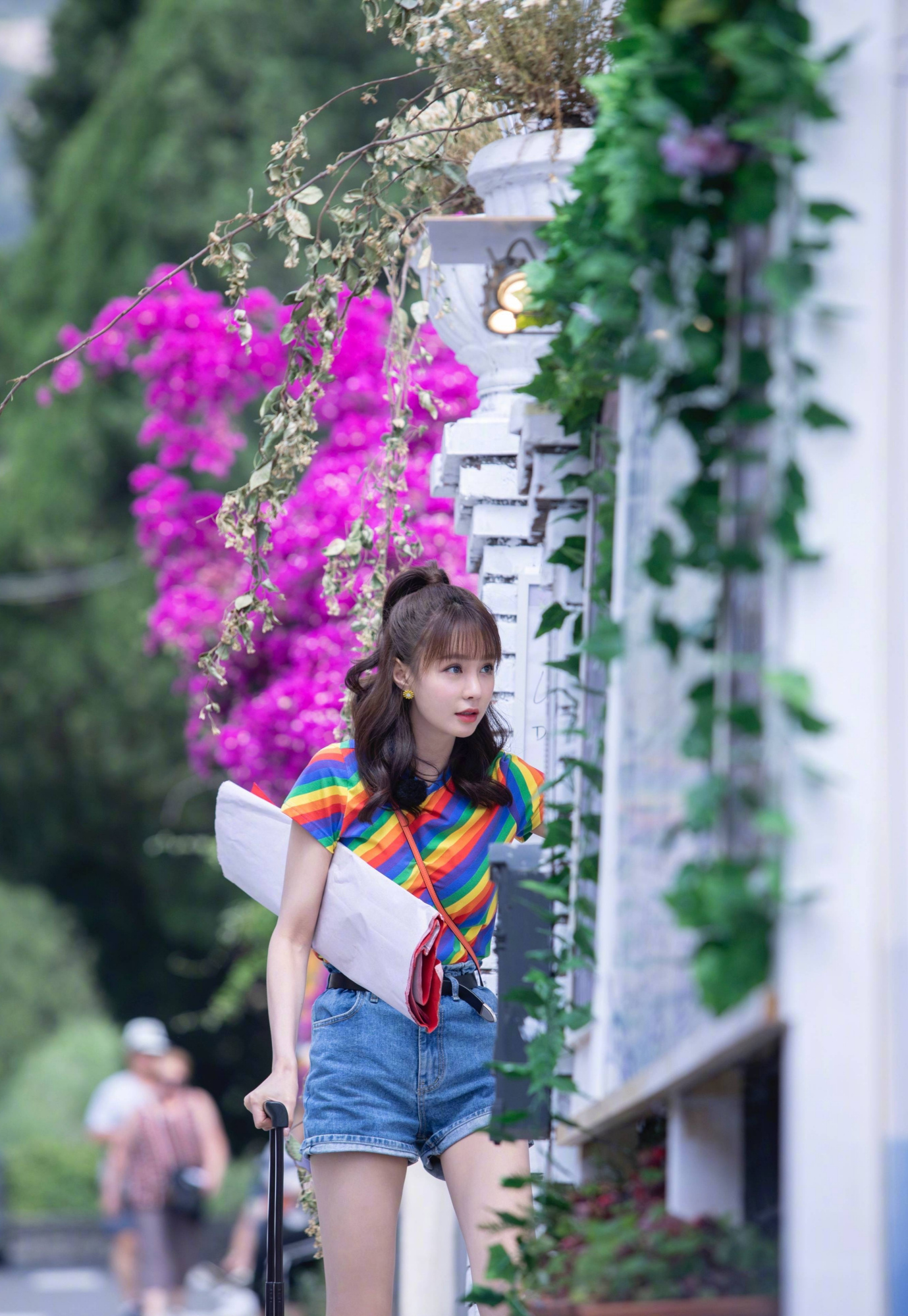 沈梦辰彩虹t恤配短裤美翻!半扎高马尾搭空气刘海,甜美如初恋!