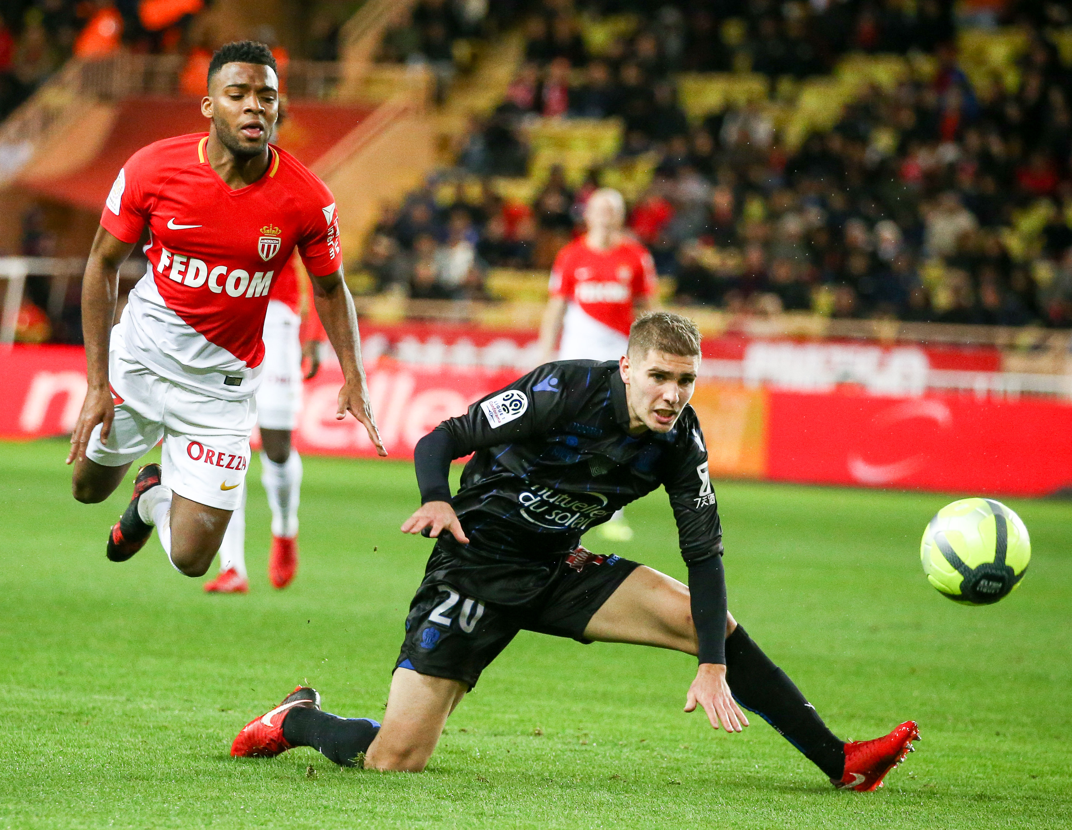 (体育)(2)足球——法甲联赛:摩纳哥平尼斯