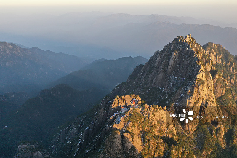 2018年12月17日,航拍安徽省黄山市黄山风景区第一峰天都峰附近阳光
