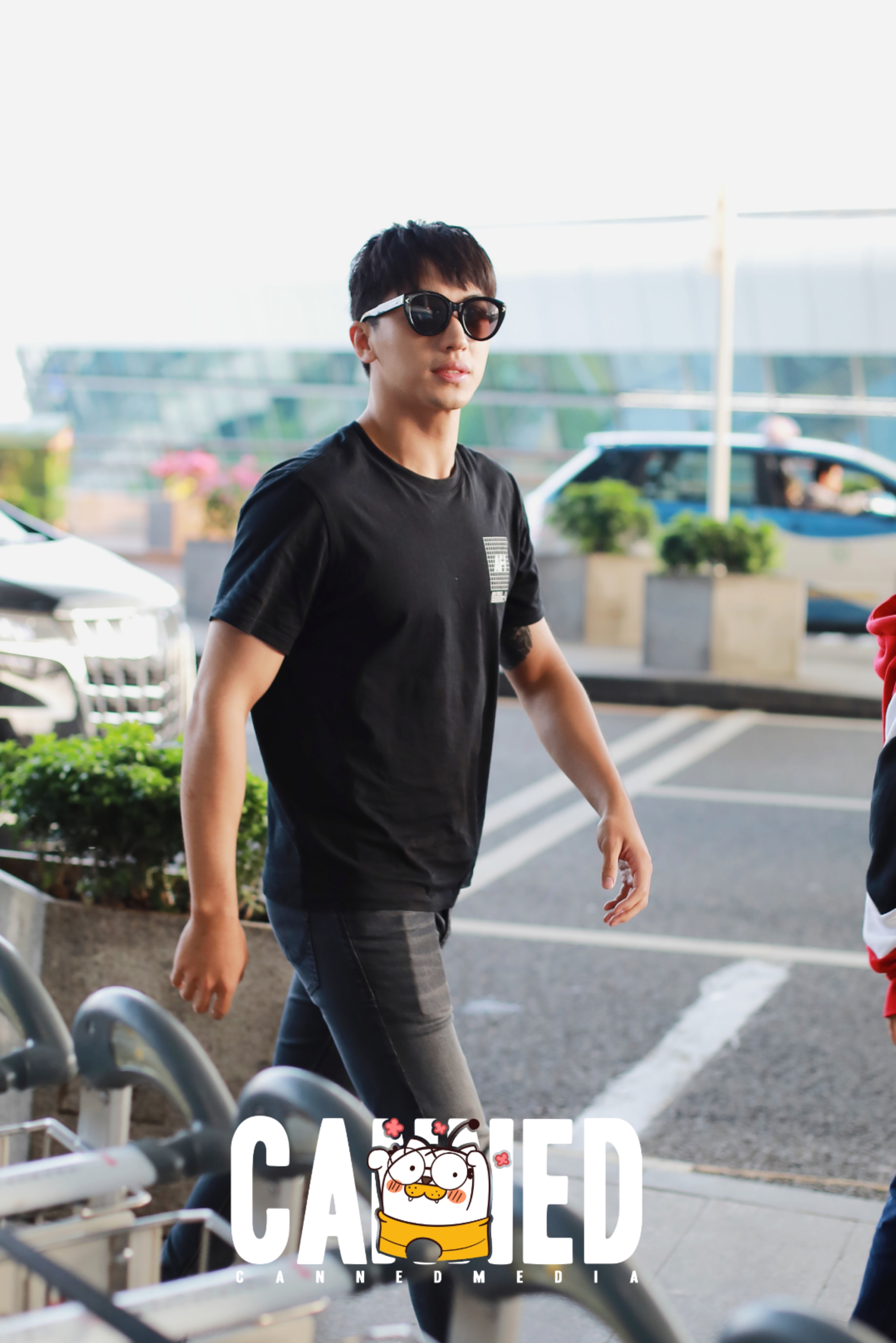 许魏洲机场街拍,这次脸圆圆的哦