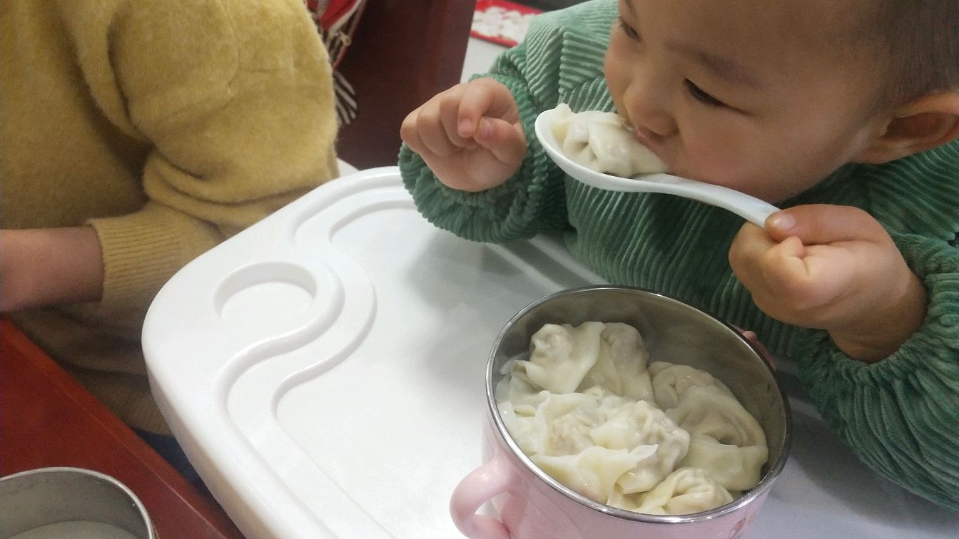包馄饨放这几种食材,包出来的馄饨味道鲜美。儿子吃了一大碗