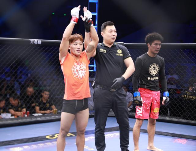 21歲小夥鎖技驚人,榮耀擂臺四次獲勝沒有一場打滿三局!