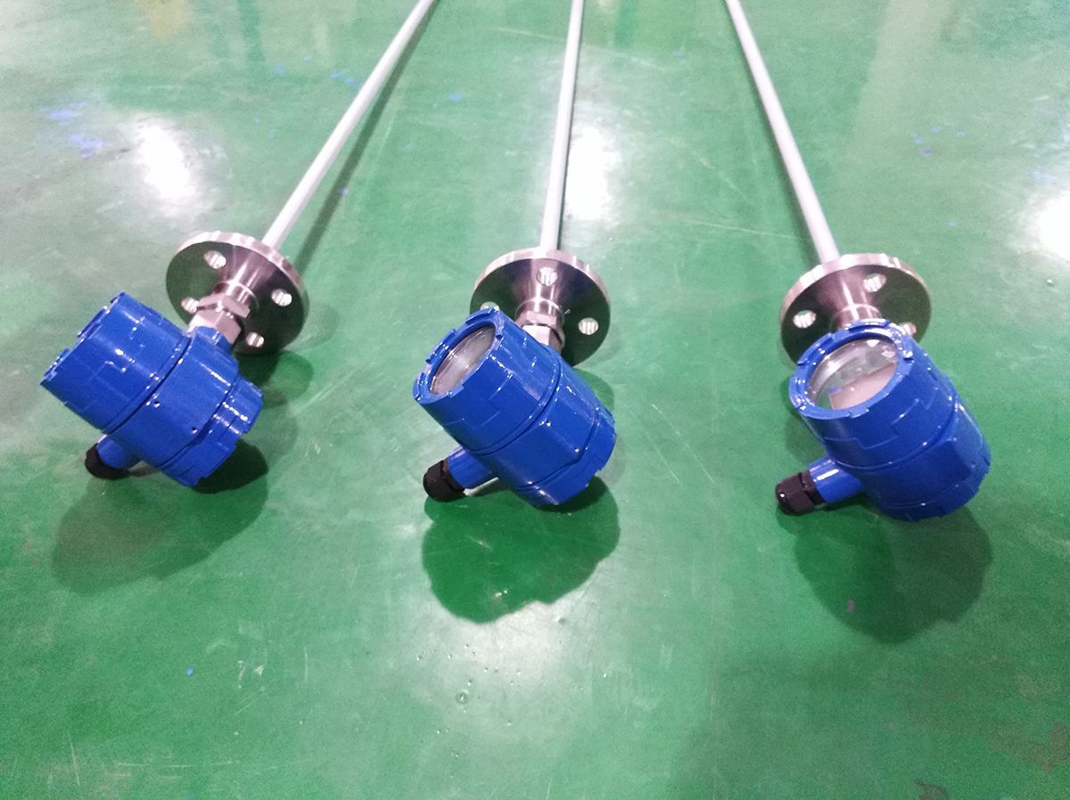 03电容式液位计的安装注意事项露天安装时,探头线不能裸露于容器以外