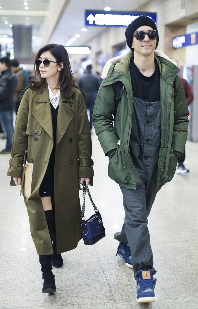 贾静雯夫妇走机场,戴同款墨镜,绝配.老公修杰楷还穿背带裤,够酷.