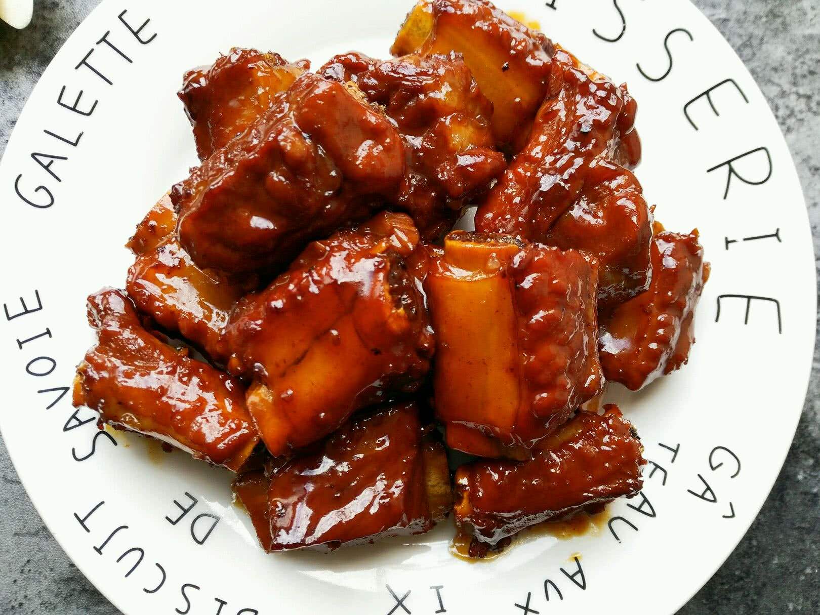 红烧排骨简单的做法,只需两步,香气四溢,我家隔三差五做一次