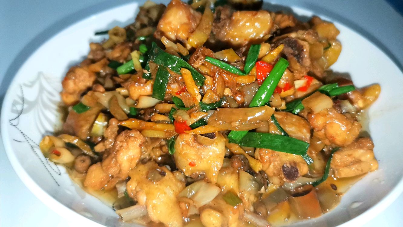 地道的农家湘菜卜辣椒炒鸡丁,湖南人最爱的一道菜,饭店都吃不到