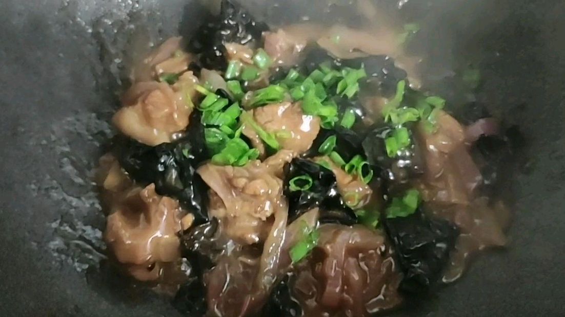 排骨不炖汤不红烧,搭配木耳酸梅酱,这道菜营养开胃简单易做