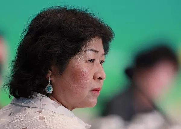 业绩大跌,"纸业女王"张茵有点烦