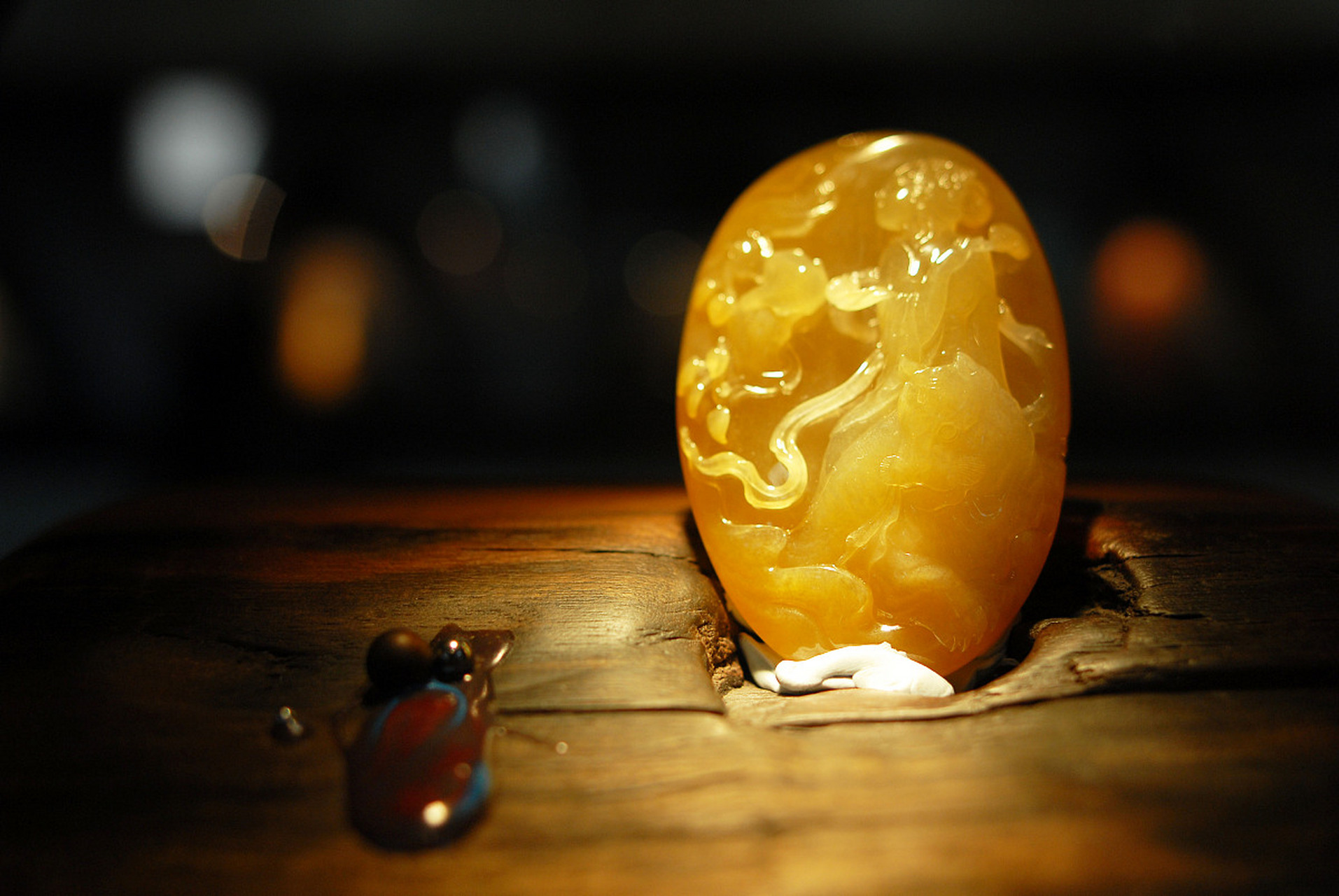 琥珀蜜蜡是珍贵的自然产物,进口时需准备装箱单,发票,合同,原产地证明