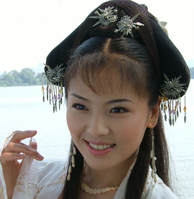 同是饰演白娘子,刘涛温婉,刘诗诗清新,而他被赞美过经典