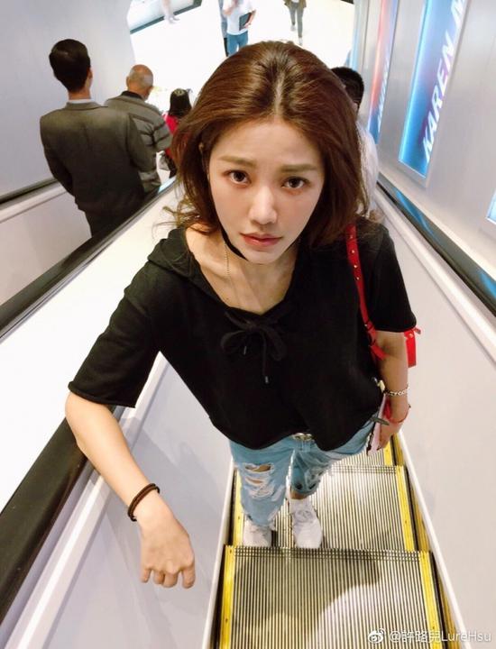 宝岛42岁逆龄美女:拥有蜂腰翘臀马甲线,白色抹胸裙女人味十足