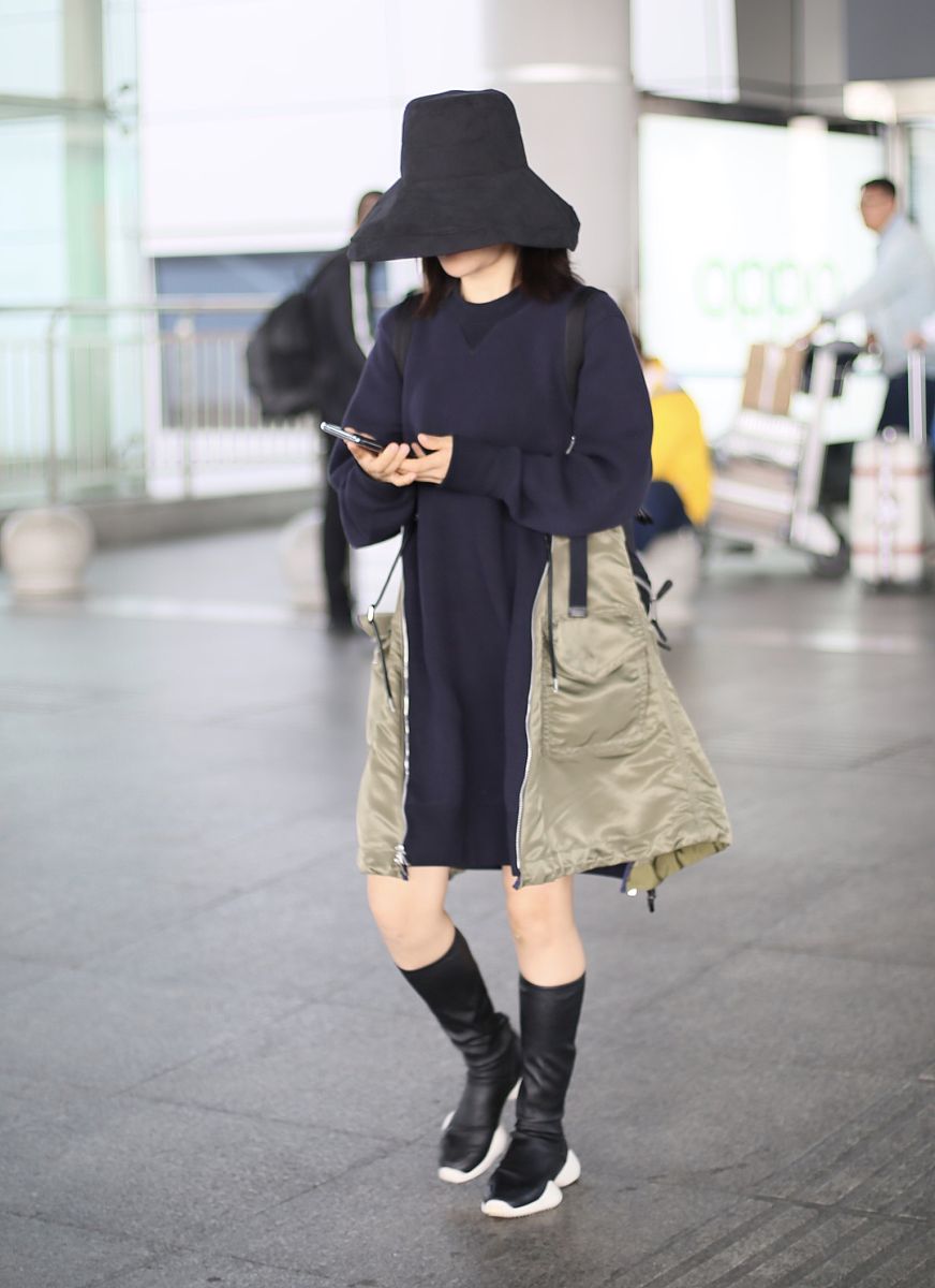 谢娜街拍:机能风拼接卫衣裙皮靴 帅气时髦