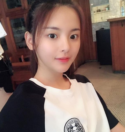 杨超越16岁照片流出,手腕上2条链子格外亮眼,网友:家里穷?