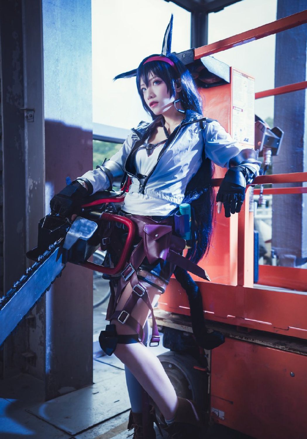 明日方舟煌cos:霸气外露,手中的机械能放下吗?