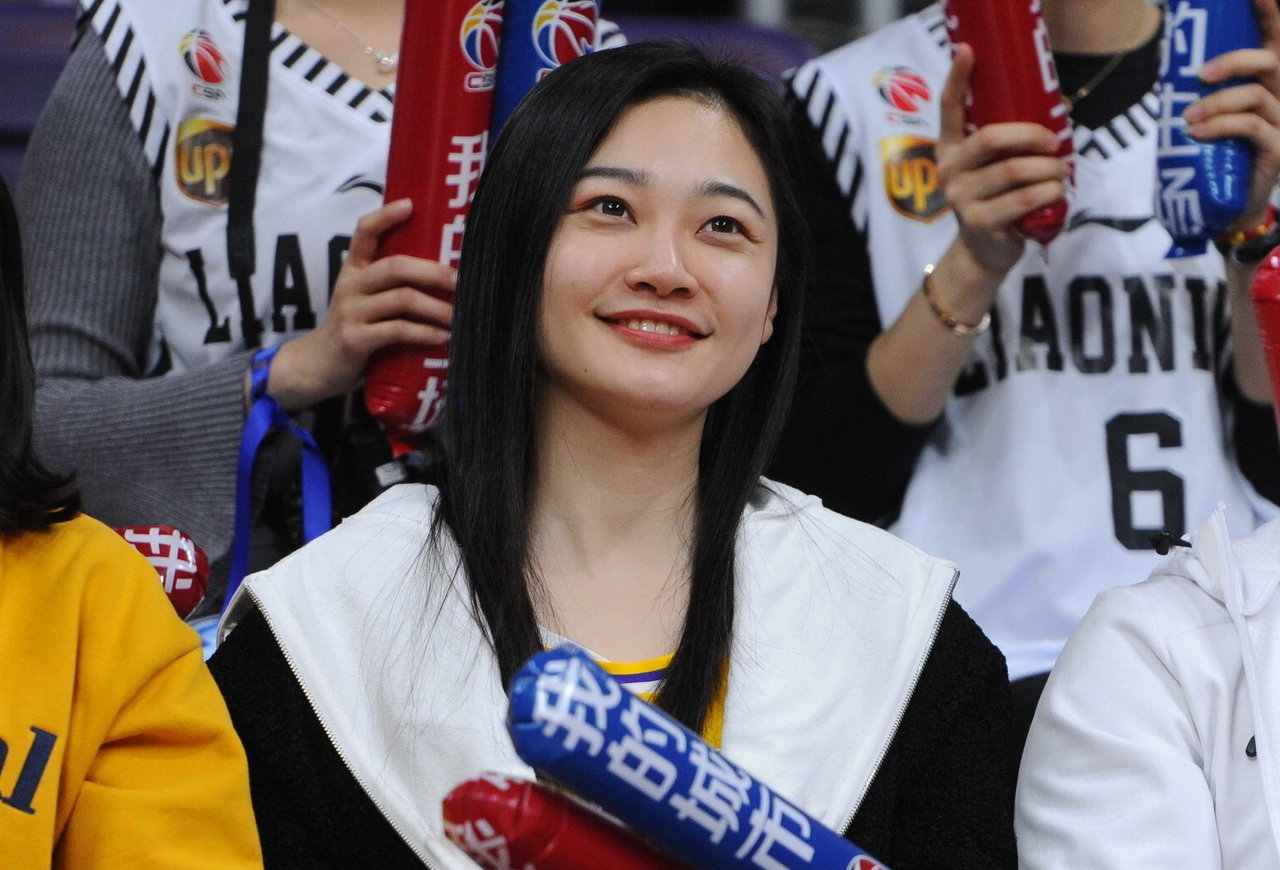 辽宁女球迷颜值颇高 来看东北美女主场助阵辽疆之战