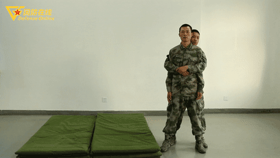 gif|被背后抱腰怎么破?兵哥教你如何解脱并反击